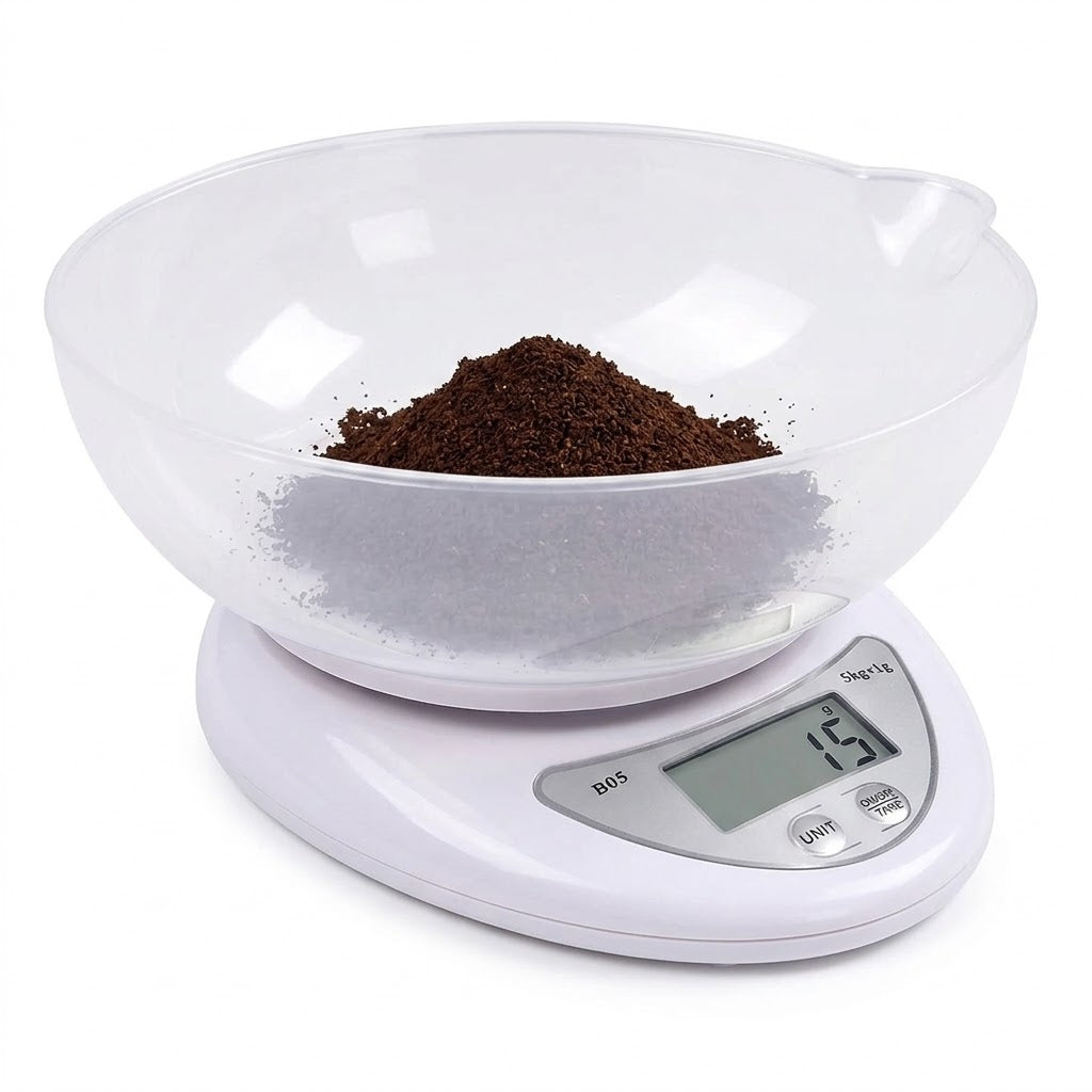 Balança digital de precisão com tigela removível até 5kg para cozinha em fundo branco.