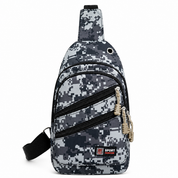 Bolsa tipo sling tática com estampa camuflada, versátil para pesca, trilha e camping.
