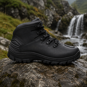 Coturno masculino em uso em trilha e atividades outdoor com terreno irregular