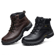 Bota masculina em couro resistente antiderrapante urbana e rural em fundo branco.