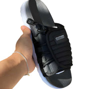 Chinelo slide nuvem confortável com design anatómico e sola ultra macia.