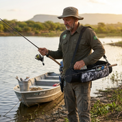 Capa porta vara de pesca resistente com alça de ombro para transporte confortável.