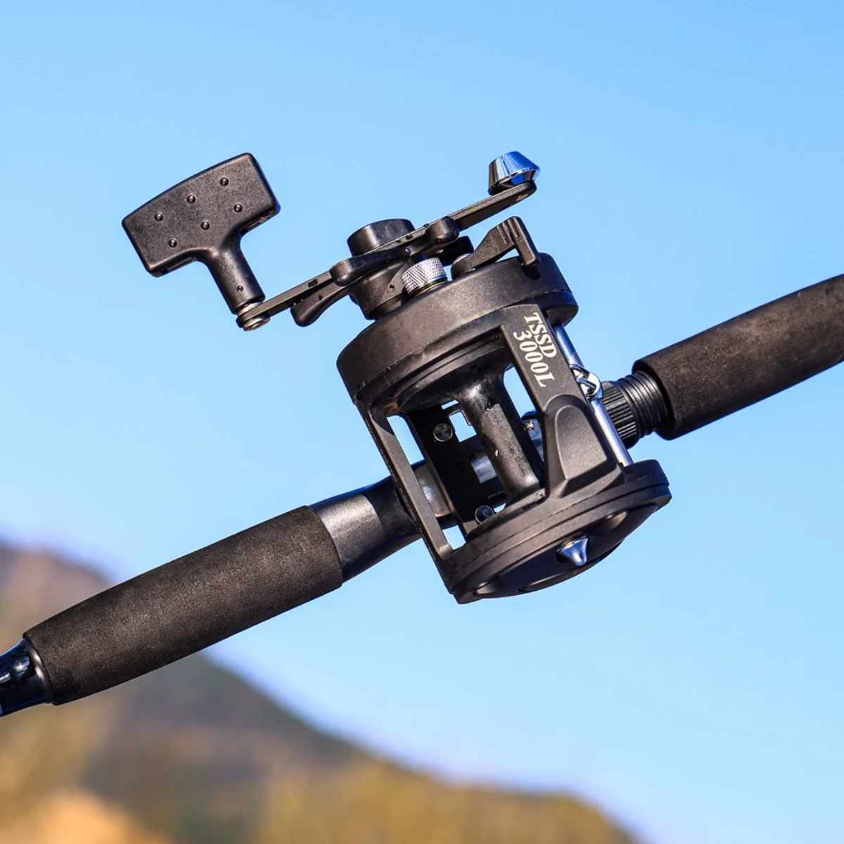 Carretilha de perfil alto para pesca pesada com drag potente de 20kg de fricção.