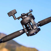 Carretilha de perfil alto para pesca pesada com drag potente de 20kg de fricção.