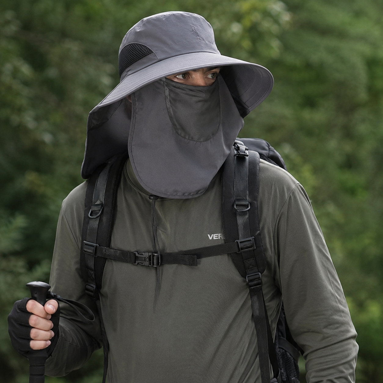 Chapéu outdoor ventilado utilizado em trilhas, caminhadas e aventuras em ambientes ensolarados.