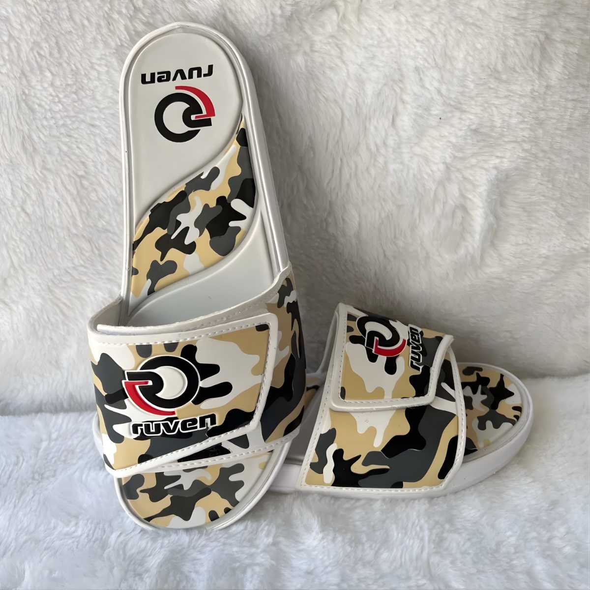 Sandália slide camuflada macia com sola antiderrapante para maior segurança.