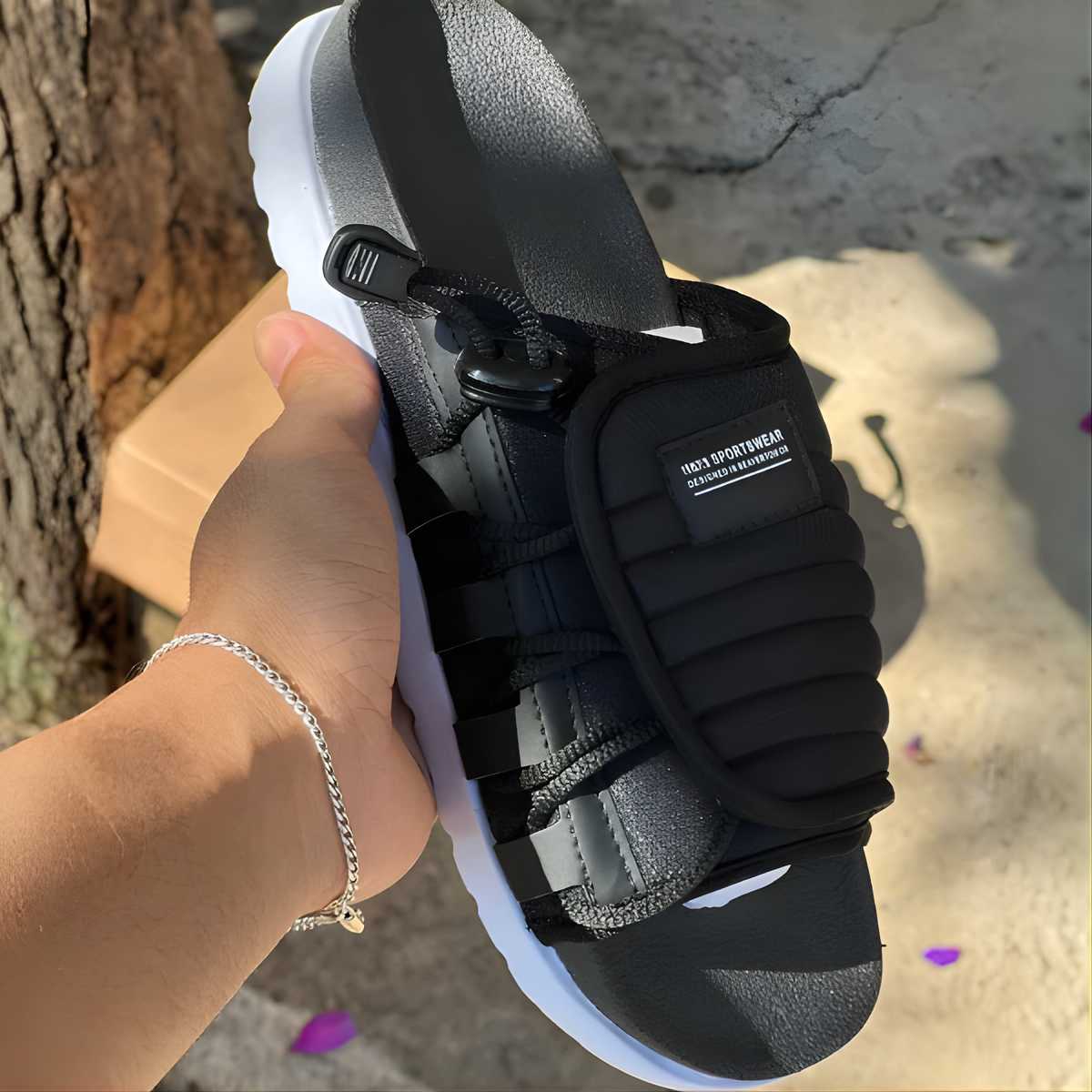 Chinelo anatómico antiderrapante com acabamento premium para máximo conforto.