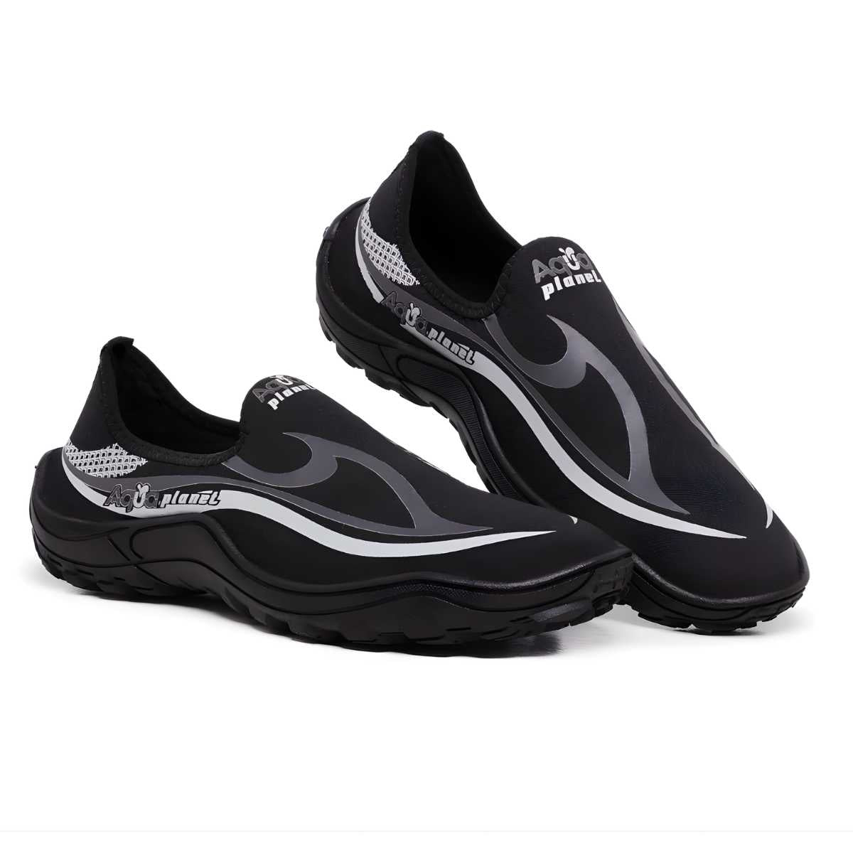 Detalhe do solado com grip de alta aderência para segurança em pedras e superfícies molhadas.