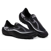 Detalhe do solado com grip de alta aderência para segurança em pedras e superfícies molhadas.