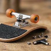 Detalhes dos trucks metalicos e rodinhas do skate de dedo fingerboard - Kingpesque