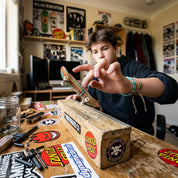Manobra de skate de dedo fingerboard em uso na mesa - Kingpesque