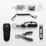 Kit de pesca com 105 peças incluindo alicate pega-peixe, alicate multifuncional e anzóis.