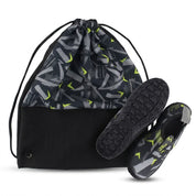 Kit camping e praia com sapatilha aquática antiderrapante preta e mochila saco esportiva em fundo branco.