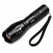 Lanterna tática militar X900 recarregável em alumínio com zoom ajustável e LED de alta intensidade.
