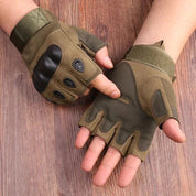 Luva militar meio dedo fabricada em materiais resistentes para esportes e atividades táticas.