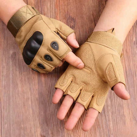 Luva tática respirável com fecho ajustável e proteção para atividades esportivas e outdoor.