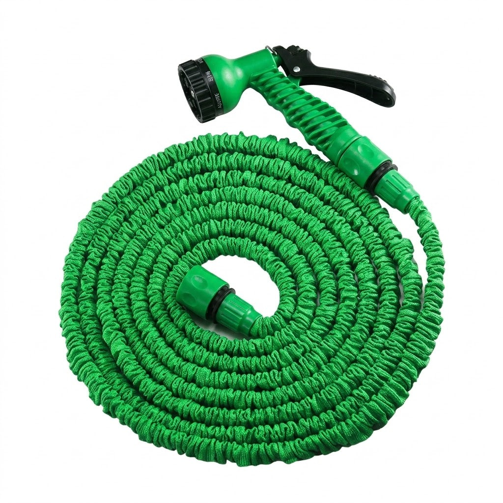 Mangueira mágica expansível flexível enrolada de forma compacta com esguicho em fundo branco.