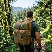 Mochila militar com sistema MOLLE e alças acolchoadas para atividades outdoor.