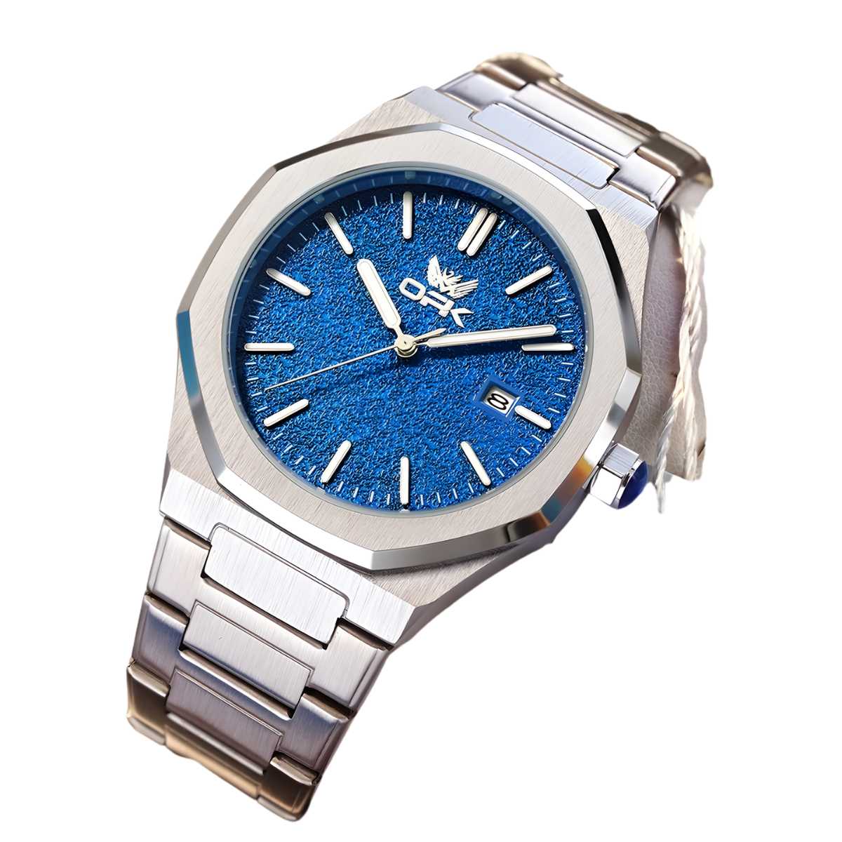 Detalhe da pulseira em aço inoxidável reforçada do relógio masculino de luxo.