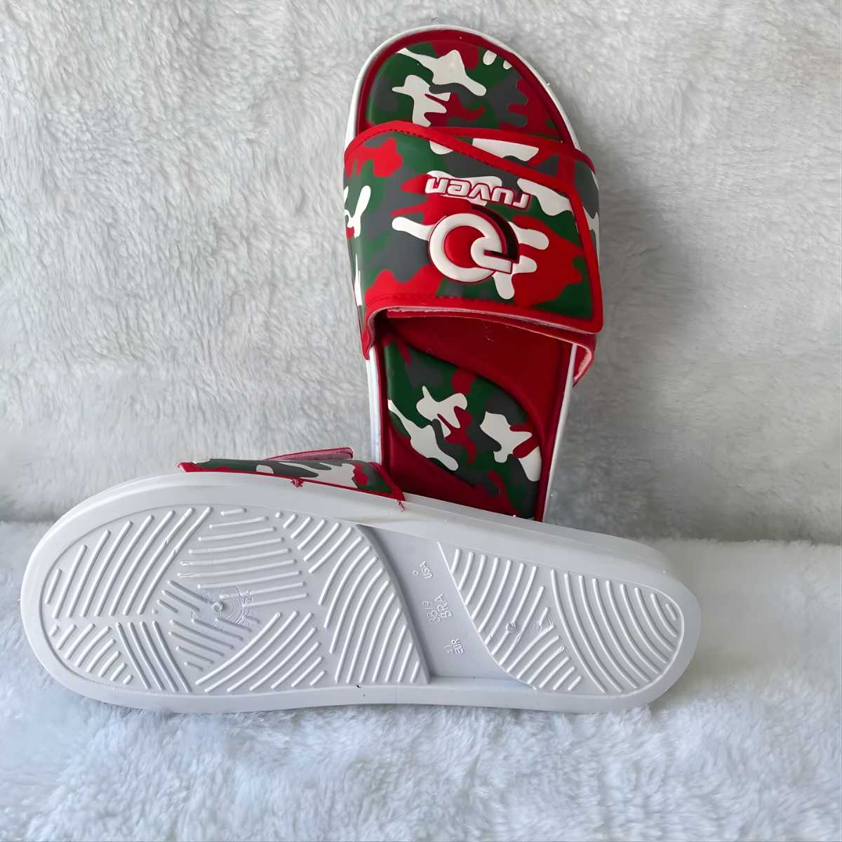 Chinelo estilo slide com estampa camuflada militar ideal para lazer e descanso.