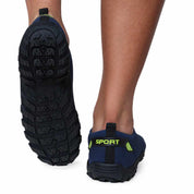 Detalhe da estrutura respirável do tênis Slip On aquático para pescadores exigentes.