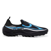 Sapato náutico de neoprene sendo usado em caiaque, ideal para esportes aquáticos e pesca.