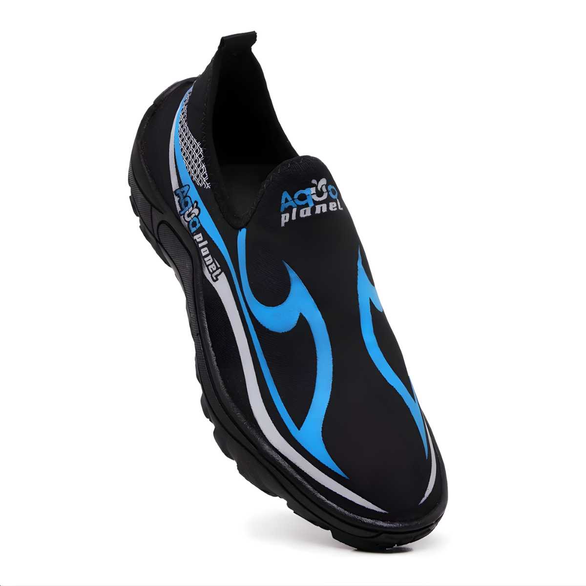 Sapatilha de neoprene protegendo os pés contra cascalho e pedras em trilhas molhadas ou rios.